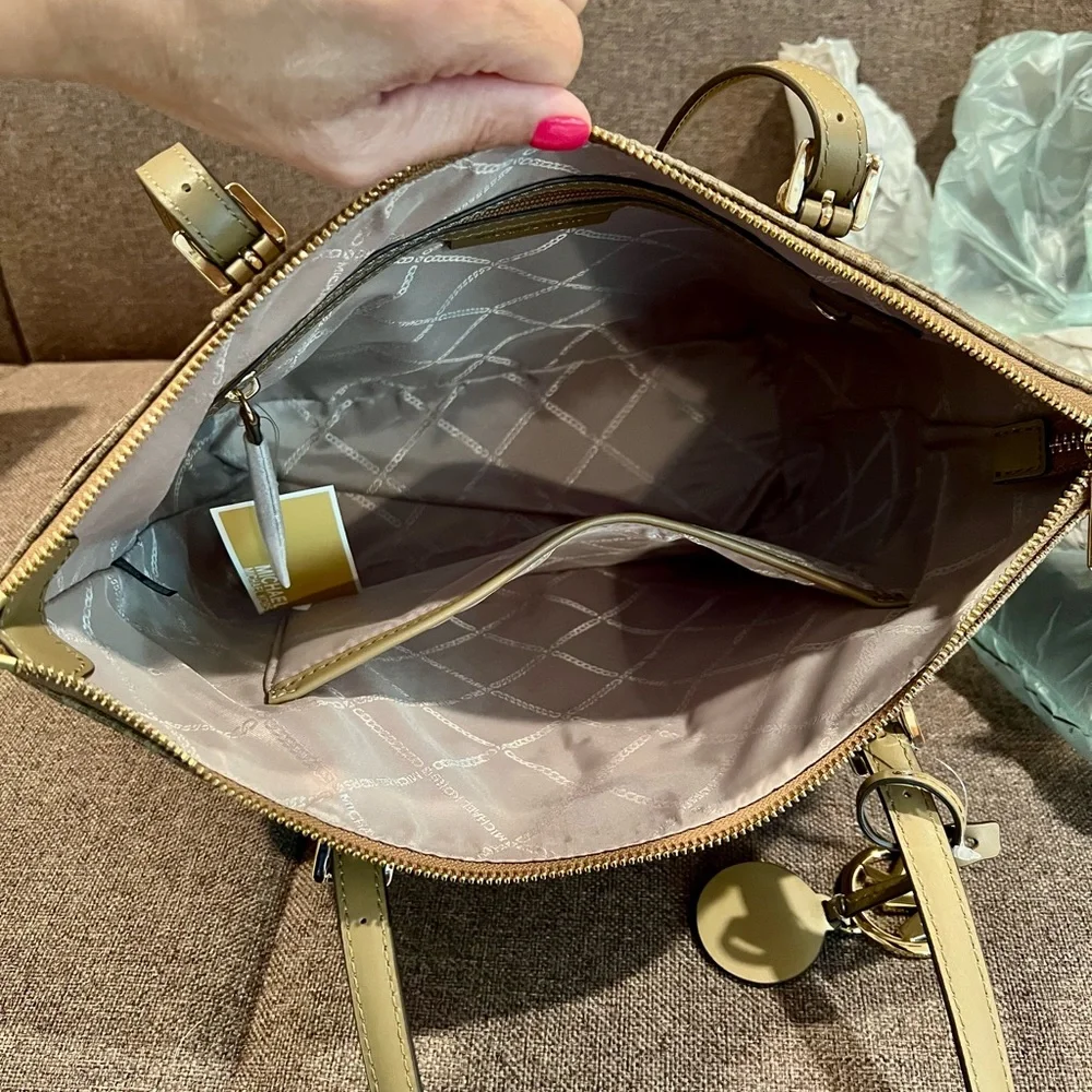 Michael Kors Jet Set Tote - Picture 5 of 9